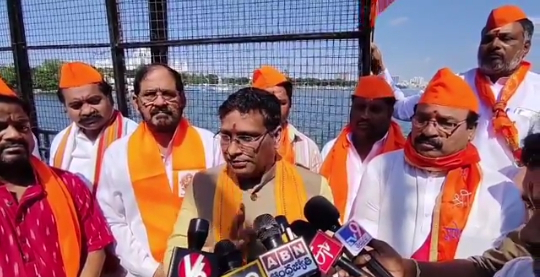 పోలీసులు ఏర్పాటుచేసిన ఫ్లెక్సీలను, భారీ కెడ్లను తొలగించిన భాగ్యనగర్ గణేశ్ ఉత్సవ సమితినేతలు