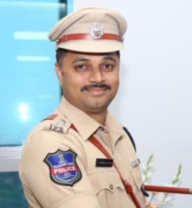 సౌత్ ఈస్ట్ డీసీపీ చైతన్యపై కత్తితో దాడికి యత్నం