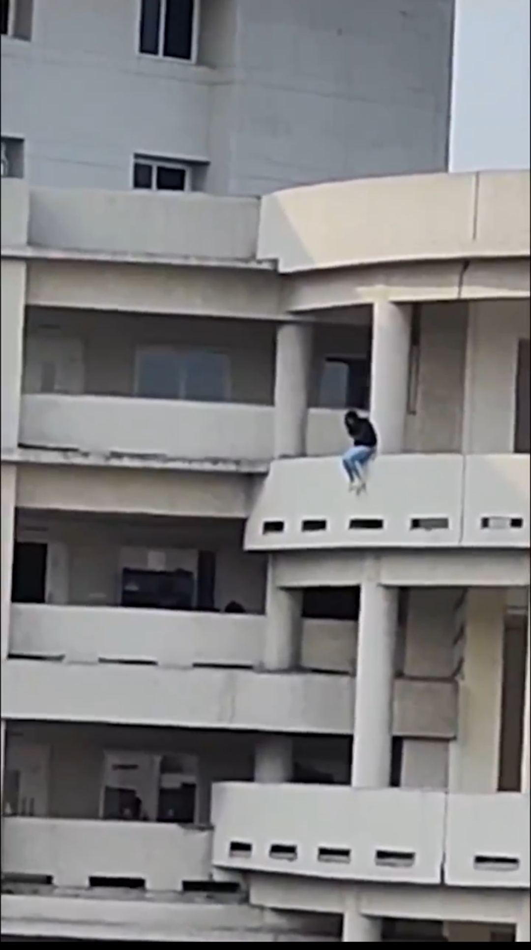 యూనివర్సిటీ భవనం పై నుంచి దూకి విద్యార్థిని ఆత్మహత్య?