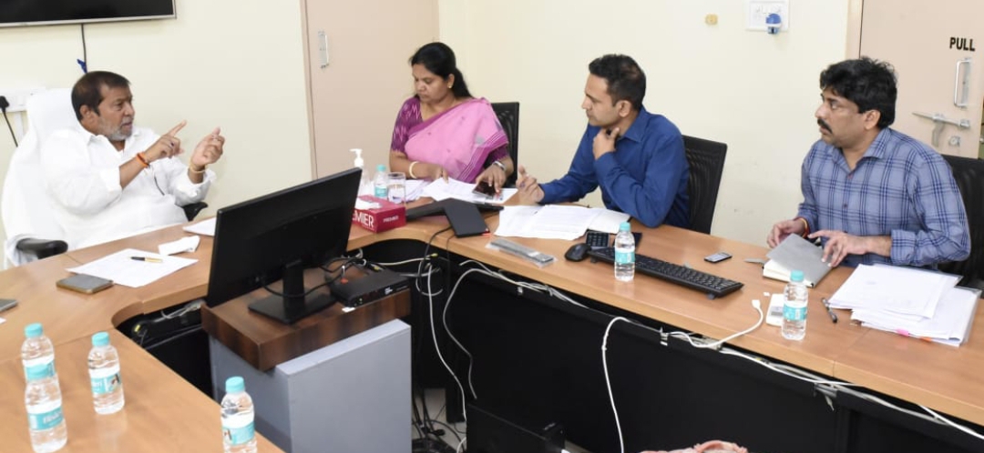 ఆరోగ్యశ్రీ హెల్త్ కేర్ ట్రస్ట్ అధికారులతో సమీక్ష నిర్వహించారు మంత్రి రాజనర్సింహ