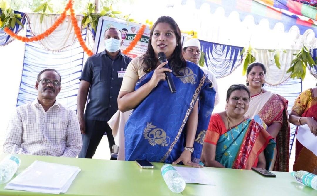 పండుగ వాతావరణం లో విద్యార్థులకు ఘన స్వాగతం పలికిన జిల్లా కలెక్టర్ డాక్టర్ ప్రియాంక అల