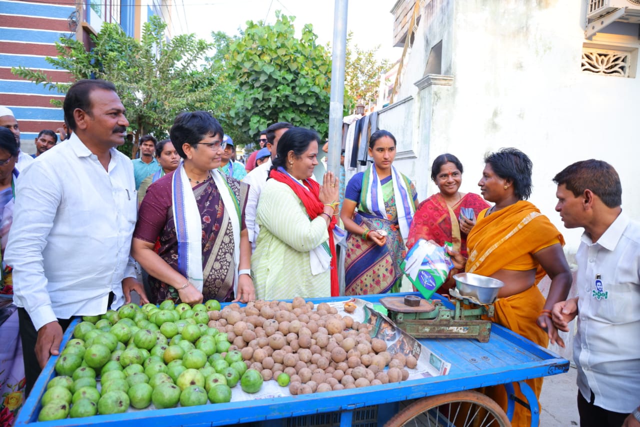 వినుకొండ 15వ వార్డు, ఎన్నికల ప్రచారం లో ఎమ్మెల్యే కుటుంబ సభ్యులు