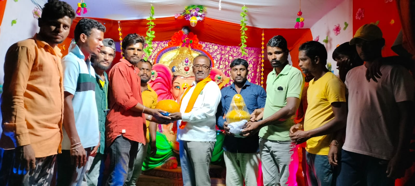 ఎన్పీఆర్4జడ్చర్ల ఫౌండేషన్ ఆధ్వర్యంలో గణపతి లడ్డూలు పూజసామాగ్రి పంపిణీ