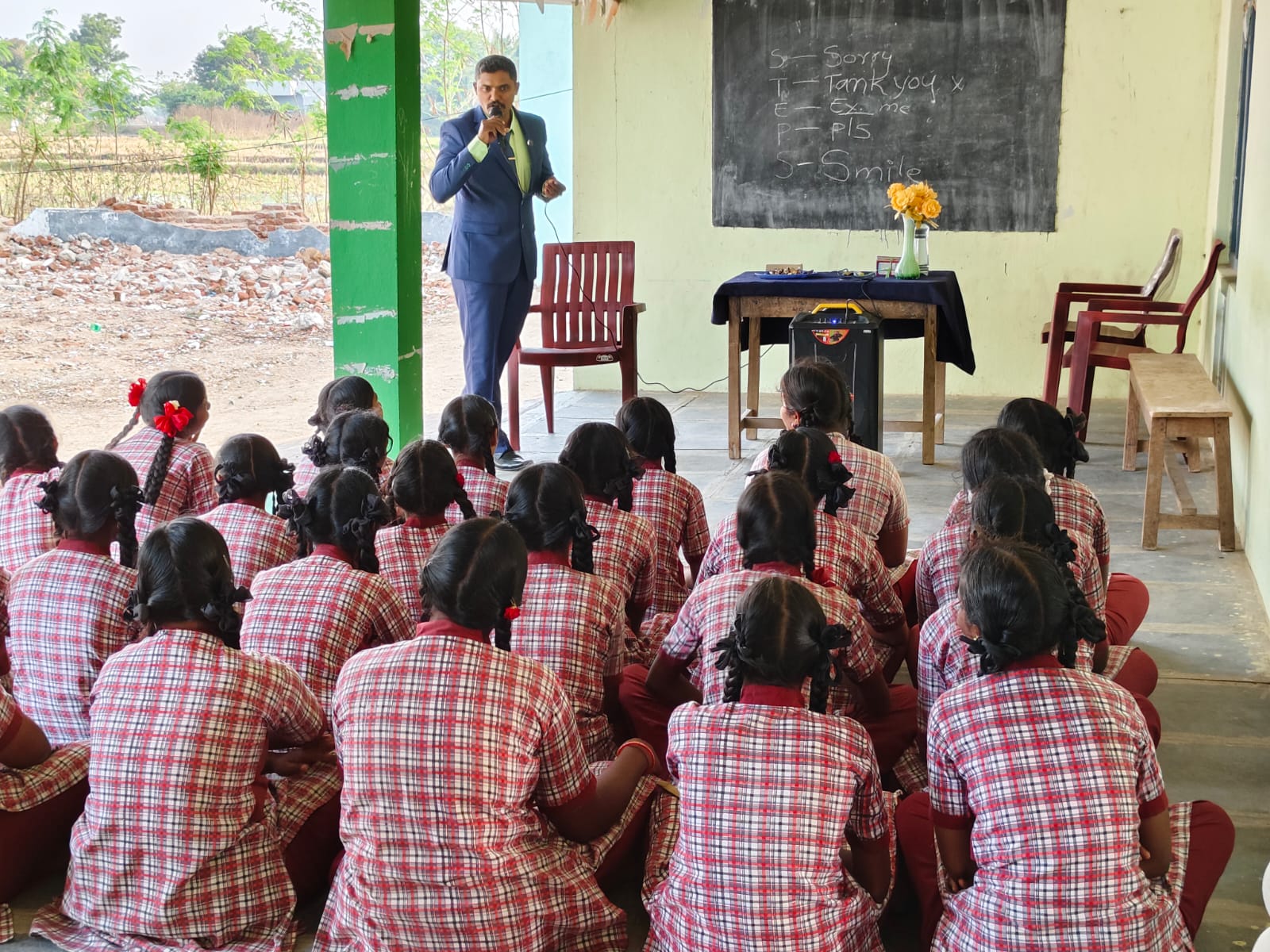 విద్యార్థులను ఉత్తమ పౌరులుగా తీర్చిదిద్దటంలో తల్లితండ్రులు, గురువులు పాత్ర వెలకట్టలేనిది : మోటివేషన్ స్పీకర్ తిరుపతి
