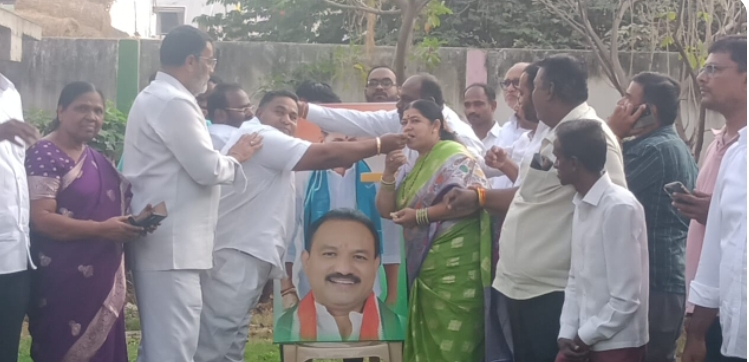 సీఎం రేవంత్ రెడ్డి చిత్రపటానికి పాలాభిషేకం