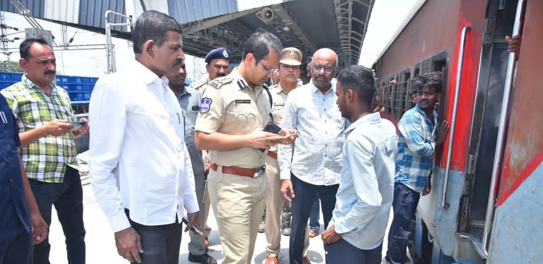 Daily Bharat అనుమానాస్పద వ్యక్తులు కనిపిస్తే వెంటనే పోలీసులకు సమాచారం ఇవ్వండి : వరంగల్ పోలీస్ కమిషనర్, సన్&zwnj;ప్రీత్ సింగ్, IPS