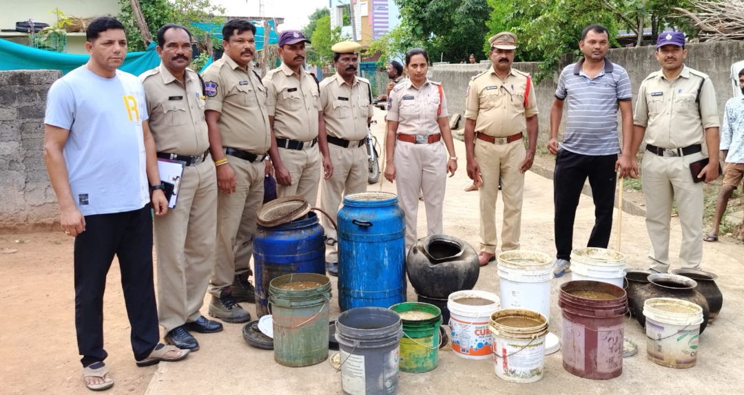 గుడుంబా స్టావారాలపై విరుచుకుపడ్డ పోలీసులు