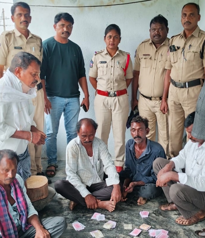 పేకాట స్థావరంపై సుజాతనగర్ పోలీసుల దాడి