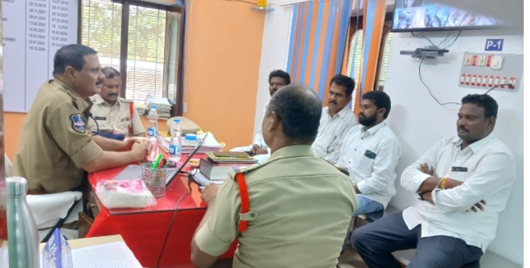 మండల ప్రజ లందరూ దసరా ఉత్సవా లను ప్రశాంత వాతావర ణంలో జరుపుకోవాలి : నర్సంపేట ఏసీపీ పున్నం రవీందర్ రెడ్డి