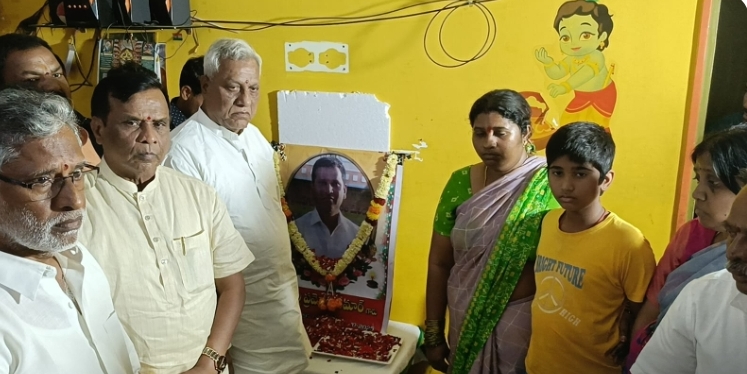 సిసిఎస్ కానిస్టేబుల్ కుటుంబాన్ని పరామర్శించిన అర్బన్ ఎమ్మెల్యే