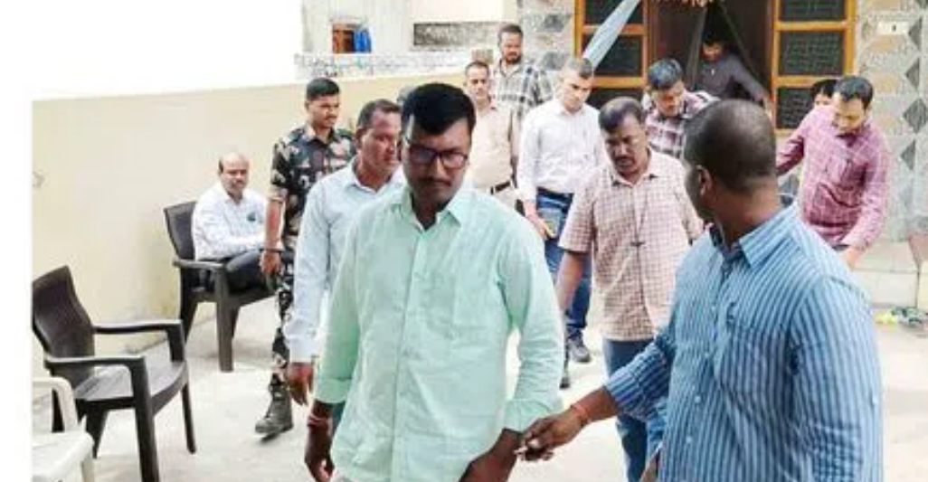 Daily Bharat రూ. 2 లక్షల లంచం తీసుకుంటూ ఏసీబీకి చిక్కిన మున్సిపల్ AE