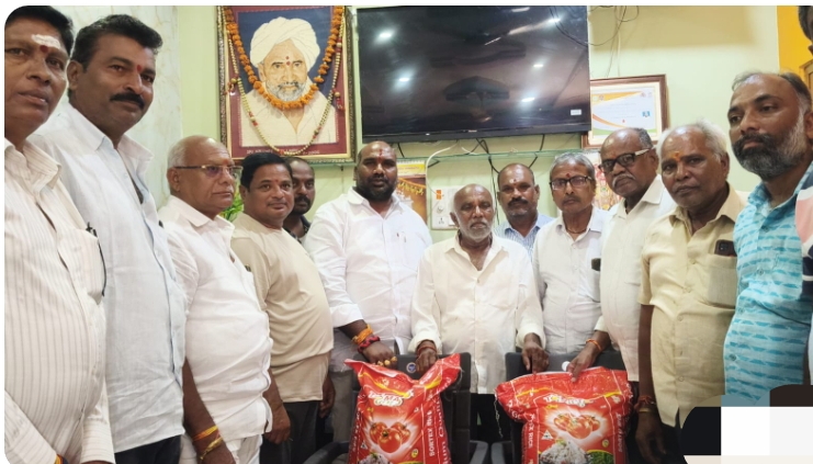 బియ్యం వితరణ చేసిన మాజీ కౌన్సిలర్ కల్లూరి రాజు