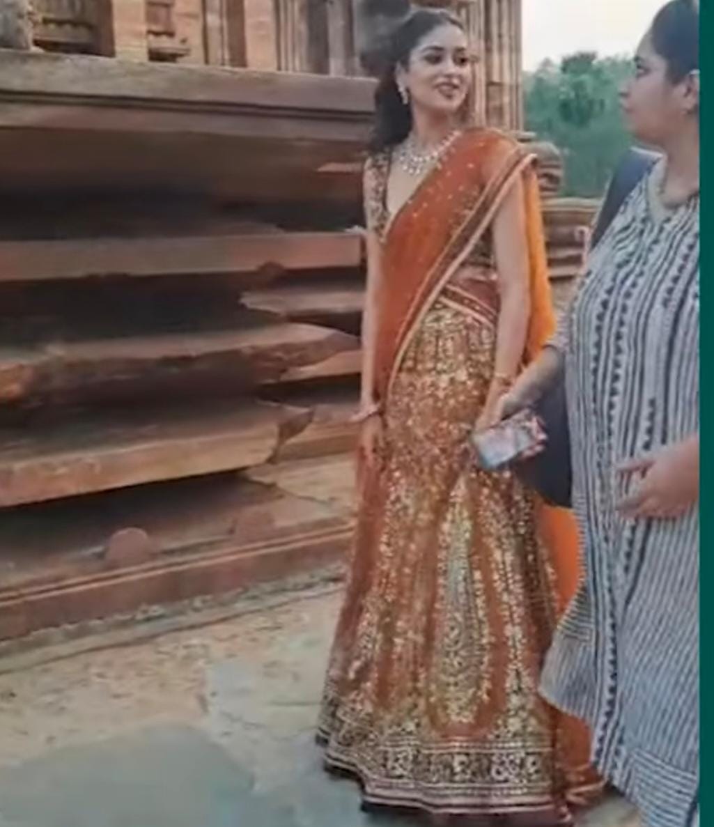 రామప్ప దేవాలయాన్ని సందర్శించిన మిస్ ఇండియా నందిని గుప్తా