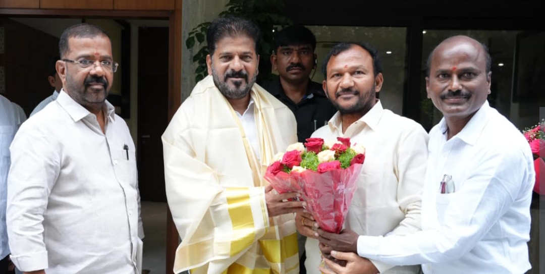 రాష్ట్ర రేషన్ డీలర్లకు గౌరవ వేతనం ప్రకటించాలని సీఎం రేవంత్ రెడ్డి ని కలసి వినతి పత్రం సమర్పించిన రాష్ట్ర అధ్యక్షులు బత్తుల రమేశ్ బాబు