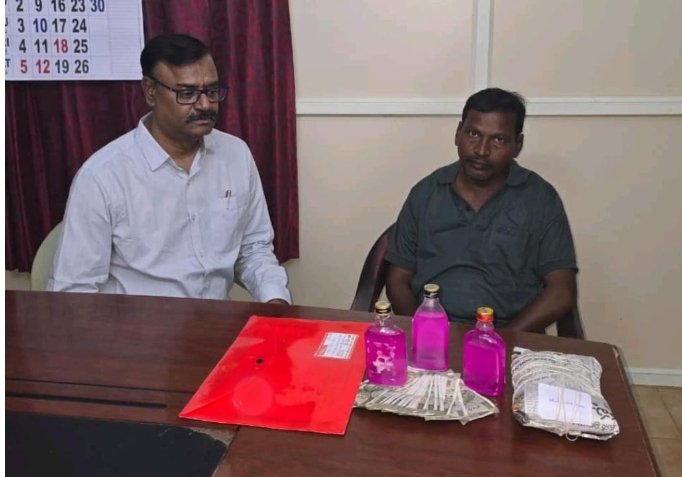 లంచం తీసుకుంటూ ఏసీబీకి చిక్కిన వీఆర్ఓ