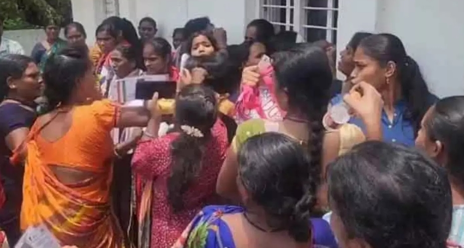 మహాలక్ష్మి వదంతులు... సిగలు పట్టి కొట్టుకున్న మహిళలు
