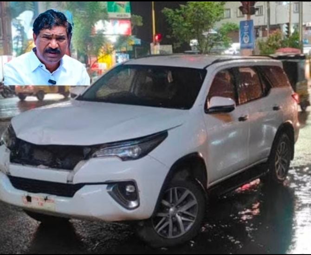 మాజీ ఎమ్మెల్యే రాజయ్య కారు ఢీకొని మహిళ మృతి