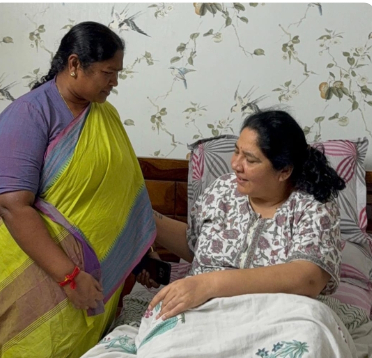 మాజీ మంత్రి సత్యవతి రాథోడ్ ని పరామర్శించిన కాంగ్రెస్ ఫైర్ బ్రాండ్ మంత్రి సీతక్క