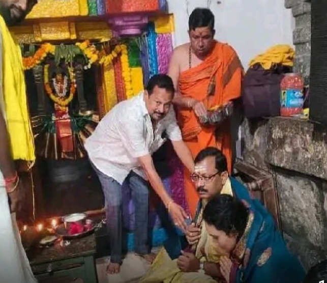 నీలకంటేశ్వరాలయంలో ప్రత్యేక పూజలు నిర్వహించిన జిల్లా కలెక్టర్ దంపతులు