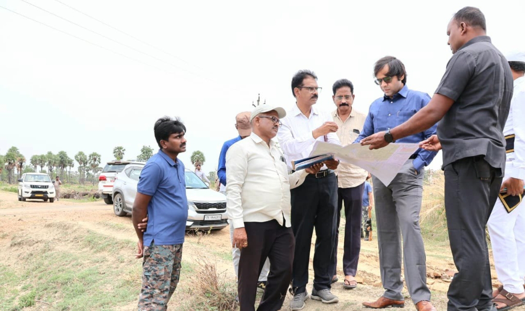Daily Bharat తాళిపేరు ఎడమ కాలువలో నీటి ప్రవాహానికి అడ్డంకులు తొలగించాలి : జిల్లా కలెక్టర్ అంకిత్ IAS