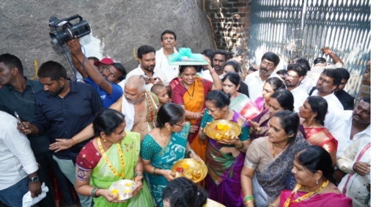 కార్తీక పౌర్ణమి సందర్భంగా లింబాద్రి గుట్ట శ్రీ లక్ష్మీ నరసింహస్వామిని దర్శించుకున్న తెలంగాణ జాగృతి అధ్యక్షురాలు కవిత