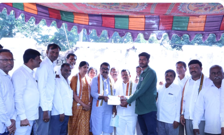 నర్సాపూర్ నియోజకవర్గ ఇన్చార్జ్ ఆవుల రాజిరెడ్డి చేతుల మీదుగా ముఖ్యమంత్రి సహాయం నిధి నుండి చెక్కులు పంపిణీ