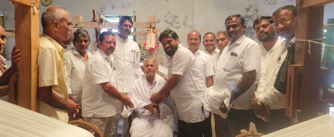 జాతీయ చేనేత దినోత్సవం సందర్భంగా చేనేత కళాకారుల సన్మానం