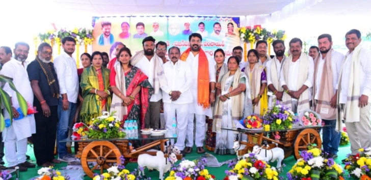 సర్పంచ్ శ్రీదివ్య మురళీధర్ రెడ్డి ప్రమాణ స్వీకారానికి హాజరైన గ్రంథాలయ ఛైర్మన్ ఎలుగంటి మధుసూదన్ రెడ్డి