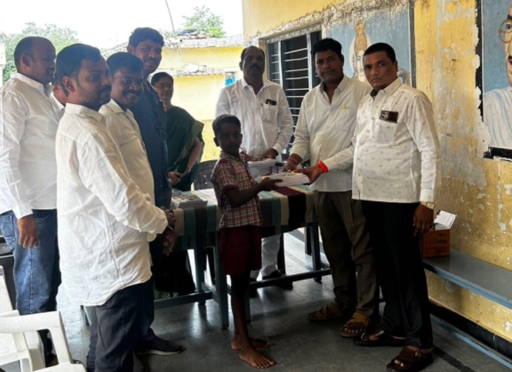 Daily Bharat విద్యార్థులకు నోటు పుస్తకాలు పంపిణీ చేసిన కే.మదన్ కుమార్ గుప్త