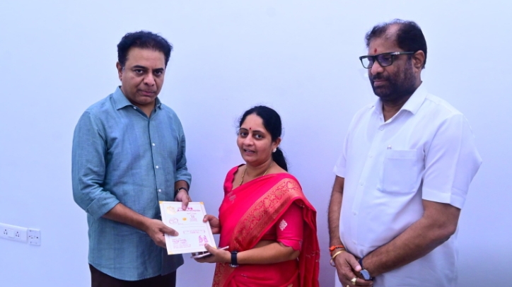 ఎంపీ వద్దిరాజుతో కలిసి కేటీఆర్ ని తన కుమారుడి పెళ్లికి ఆహ్వానించిన సీతామహాలక్ష్మీ