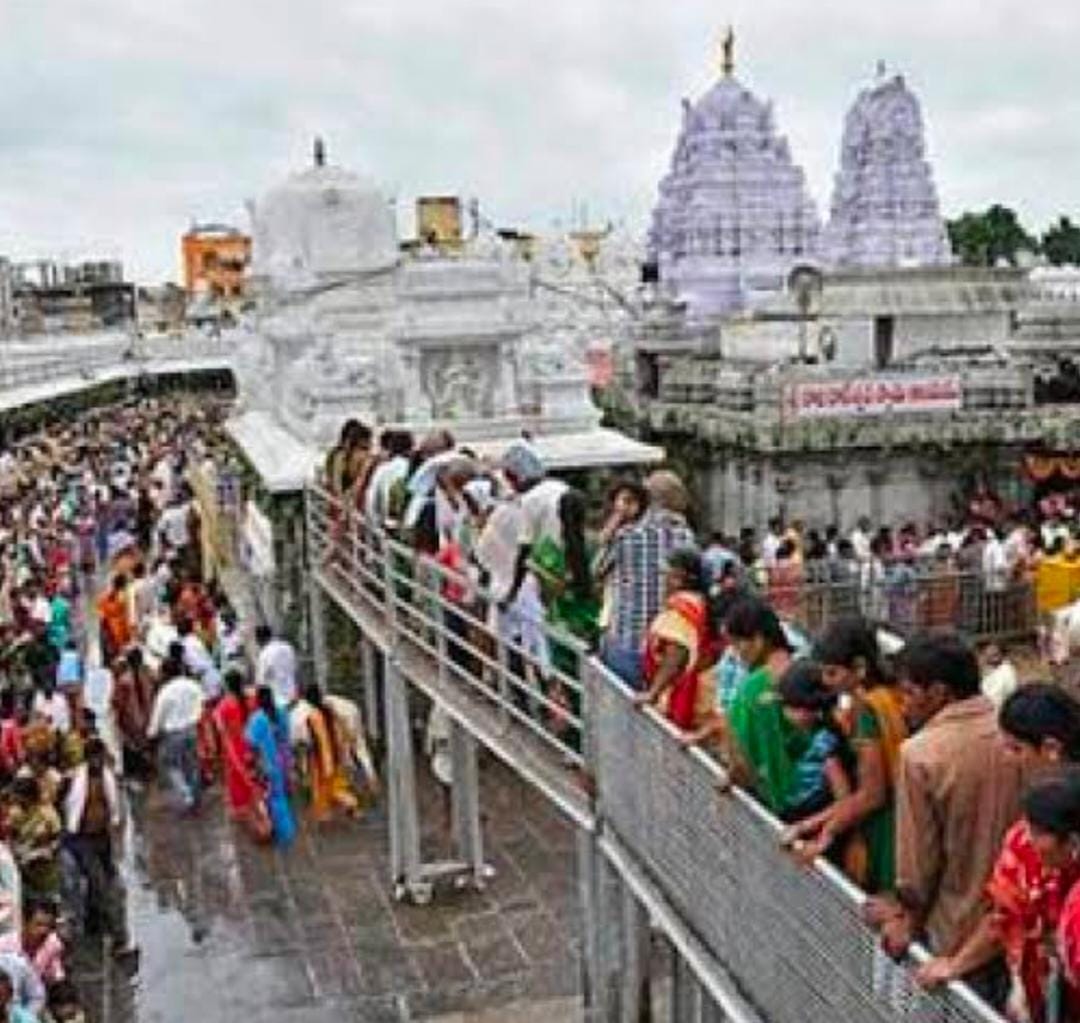 వేములవాడ రాజన్న గర్భగుడిలో ఆర్జిత సేవలు నిలిపివేత