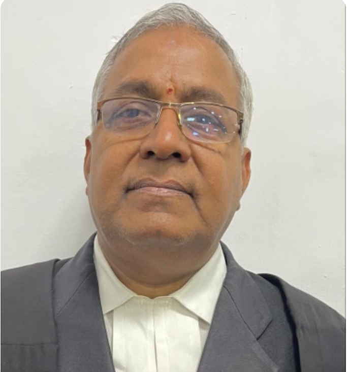 తెలంగాణ హైకోర్టులో న్యాయవాదికి గుండెపోటు