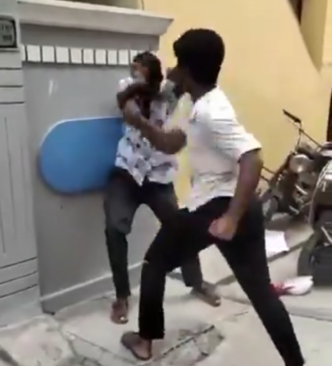 కరెంటు బిల్లు చెల్లించమన్నందుకు విద్యుత్​ సిబ్బందిపై దాడి