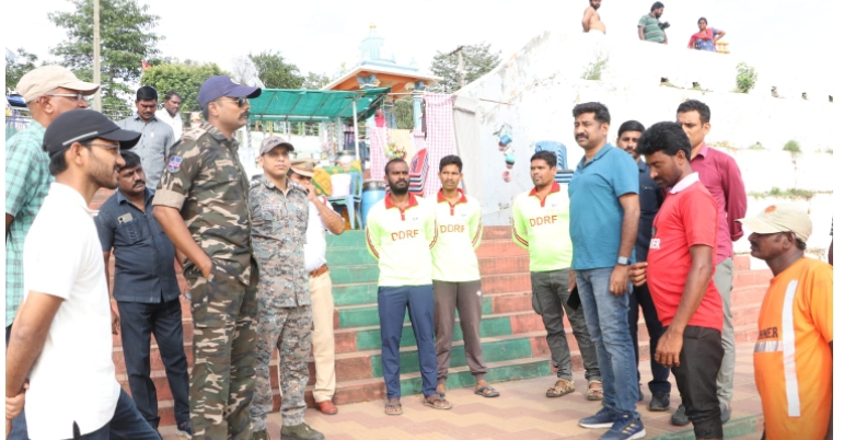 భద్రాచలం కరకట్ట వద్ద గోదావరి నది ఉధృతిని పరిశీలించిన జిల్లా ఎస్పీ రోహిత్ రాజు ఐపిఎస్