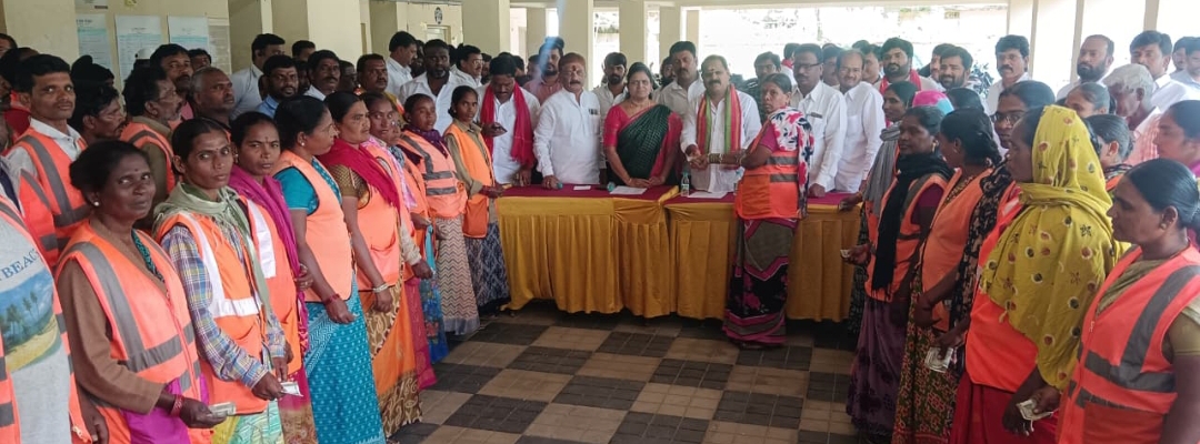 140 మంది సిబ్బందికి 2000 చొప్పున అందచేసిన ఎమ్మెల్యే వీర్లపల్లి శంకర్