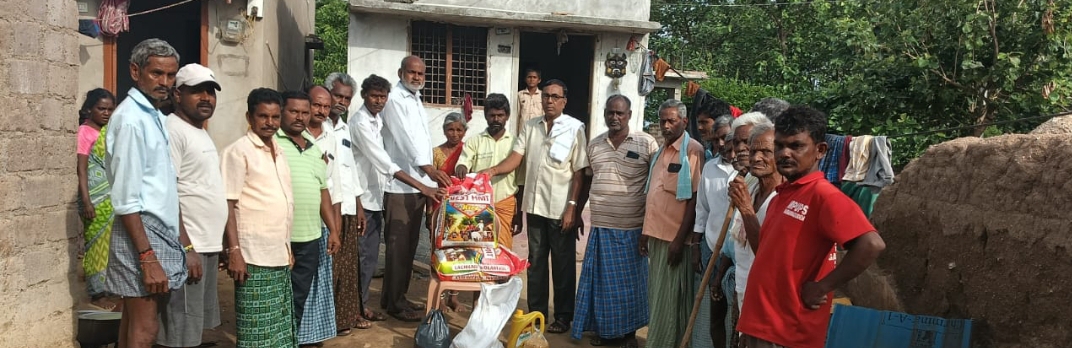 మృతుడి కుటుంబానికి నిత్యవసర సరుకులు పంపిణీ