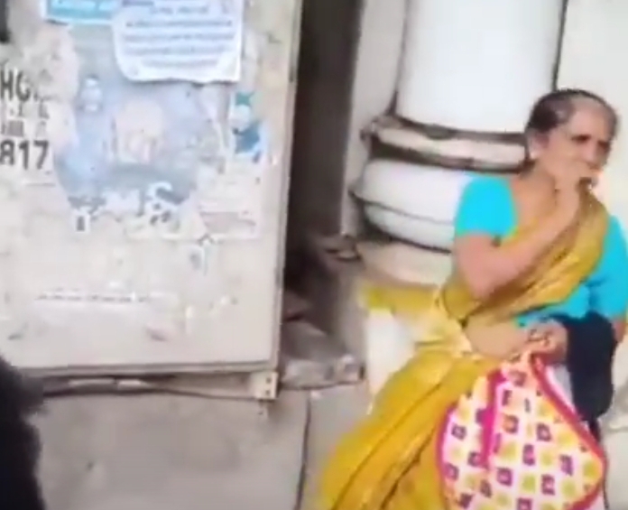 ఆర్టీసీ బస్సు డ్రైవర్ పై పాము విసిరిన మహిళ