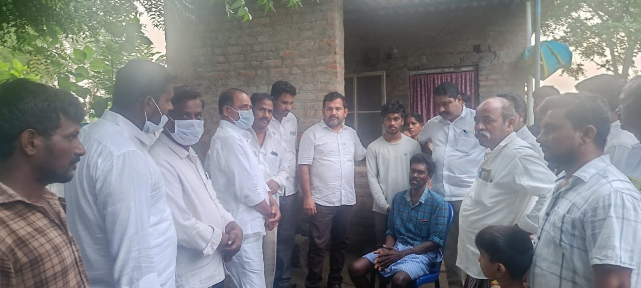 బుర్రి వర్ధన్  కుటుంబాన్ని పరామర్శించిన బీఆర్ఎస్ నాయకులు లకావత్ గిరిబాబు