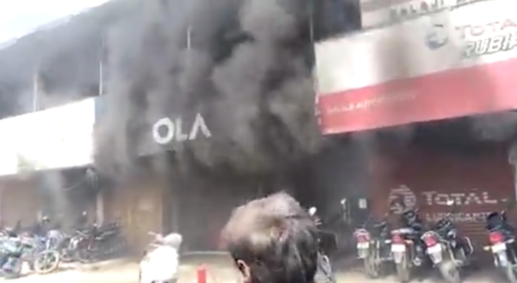 తన స్కూటర్ రిపేర్ చేయలేదని ఓలా షోరూంను పెట్రోల్ పోసి తగలబెట్టిన యువకుడు