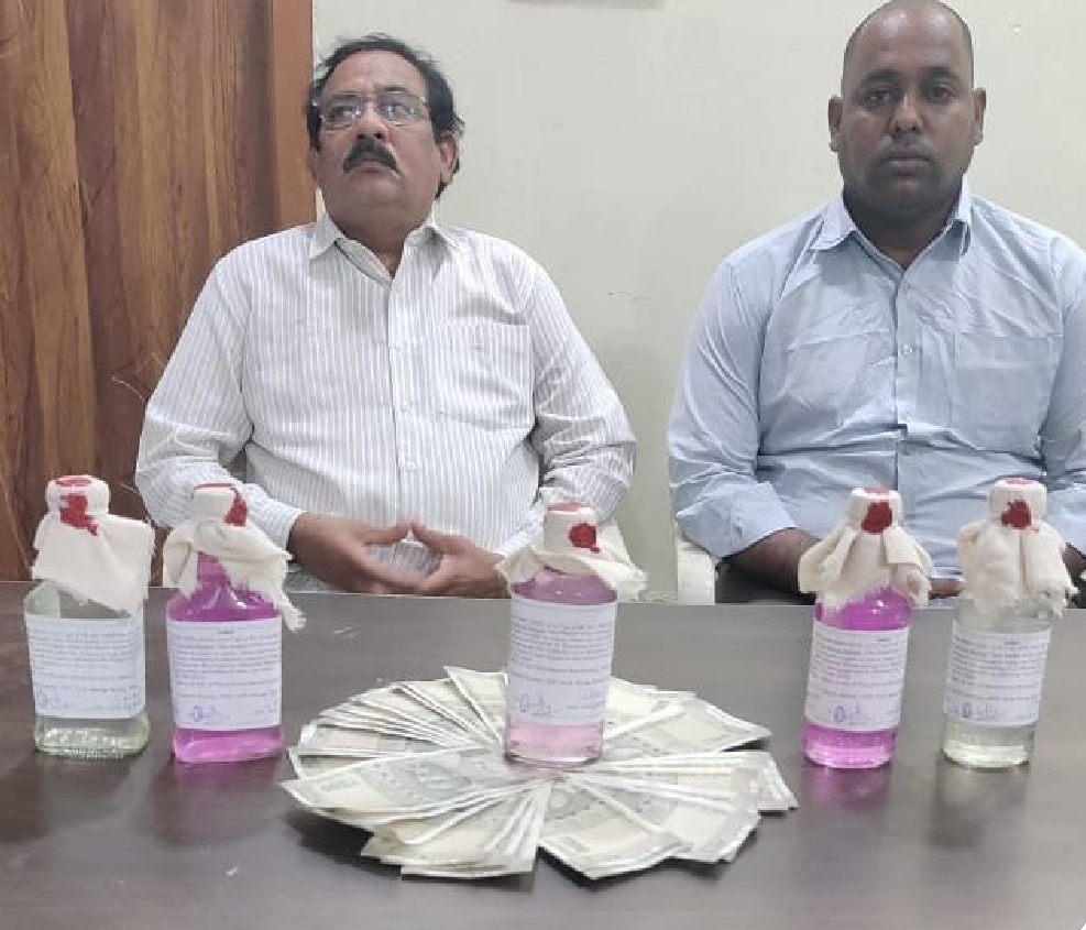 ఏసీబీ వలలో పురాపాలక కంప్యూటరు ఆపరేటర్ మరియు వార్డ్ కార్యాలయంలోని  బిల్ కలెక్టర్