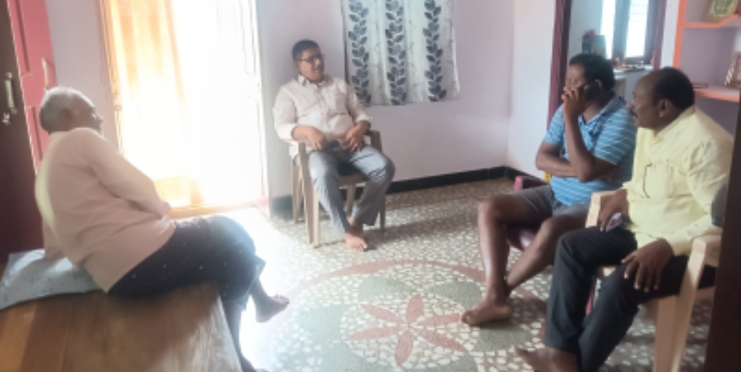 గుమ్మడి వెంకటేశ్వర్లు  పరామర్శించిన బిఆర్ఎస్ పార్టీ జిల్లా నాయకులు యల్లంకి సత్యనారాయణ 