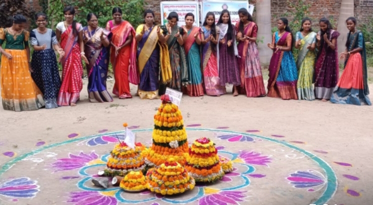 స్థానిక సెస్ ప్రభుత్వ బాలికల కళాశాల లో బతుకమ్మ పండుగ సంబరాలు
