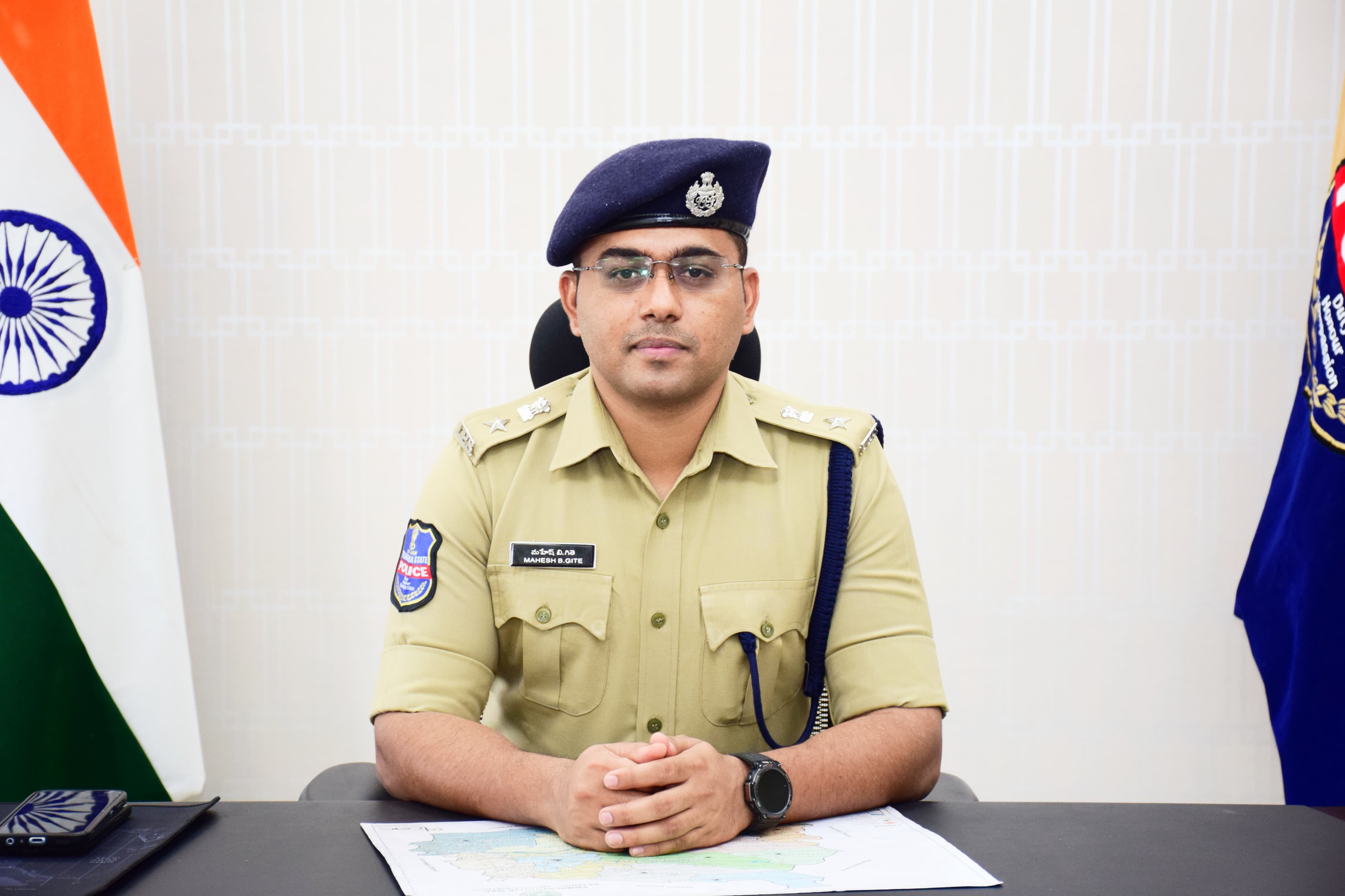 సైబర్ నేరాల బారిన పడకుండా ప్రజలు అప్రమత్తంగా ఉండాలి : జిల్లా ఎస్పీ మహేష్ బి. గితే ఐపీఎస్