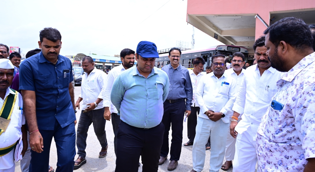 ప్రయాణికులకు అన్ని సౌకర్యాలు కల్పించాలి : జిల్లా కలెక్టర్ రాహుల్ రాజ్