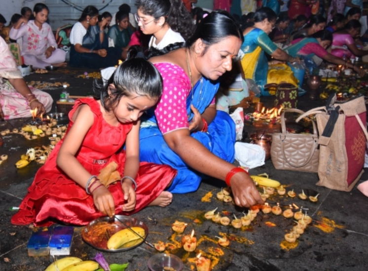 కార్తీక పౌర్ణమి సందర్భంగా భక్తులతో కిటకిట లాడిన శైవ క్షేత్రాలు