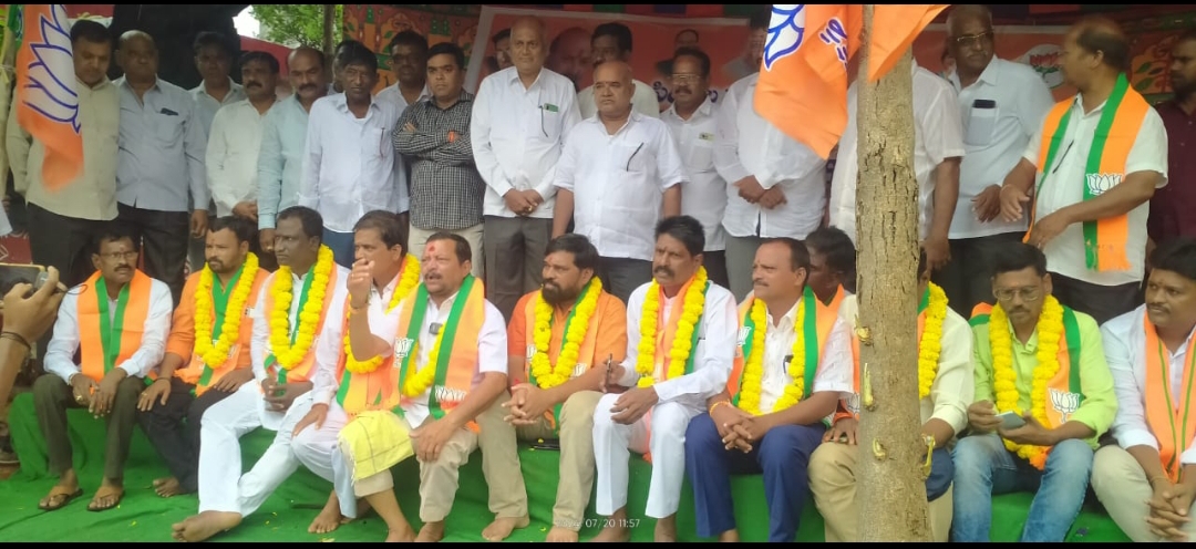 వస్త్ర పరిశ్రమ మనుగడ కోసం ఉచిత విద్యుత్ కావాలని దీక్ష : సిరిసిల్ల BJP పట్టణ అధ్యక్షుడు నాగుల శ్రీనివాస్ 