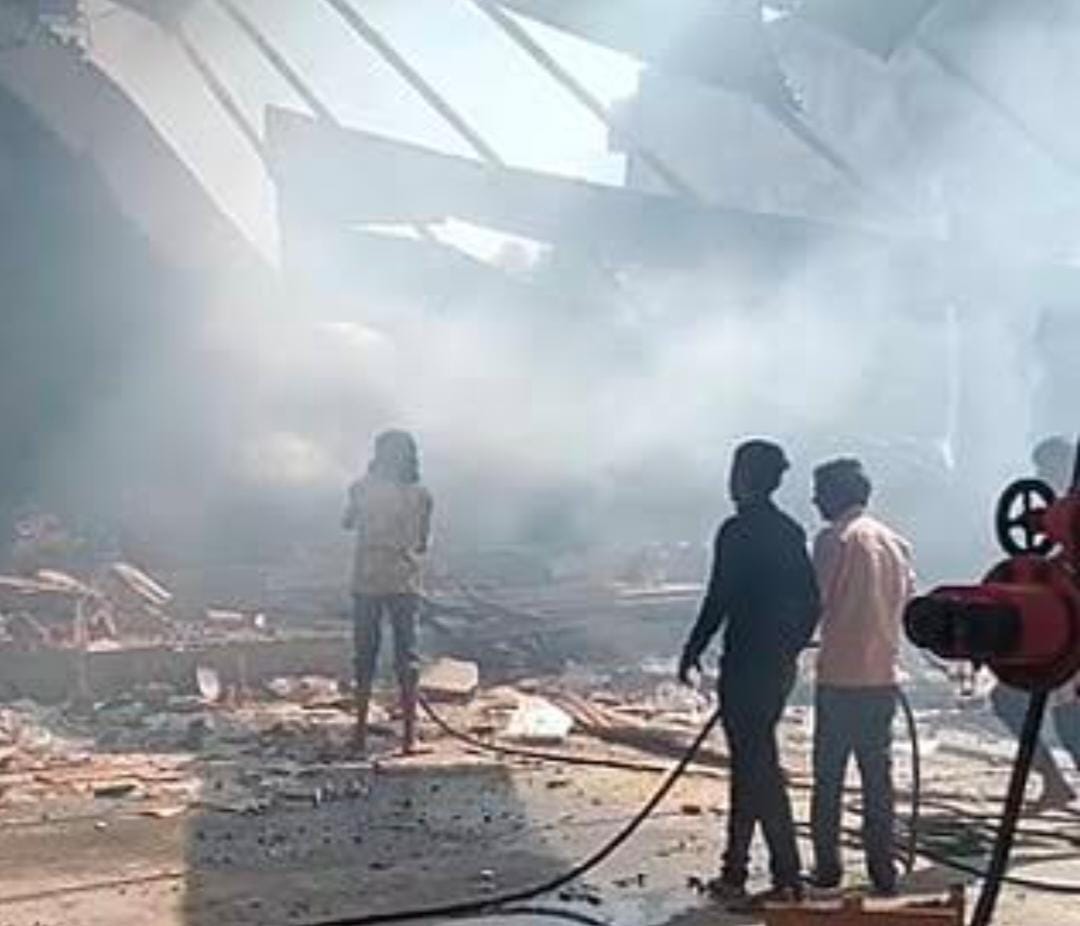 టపాసుల గోదాంలో భారీ పేలుడు?