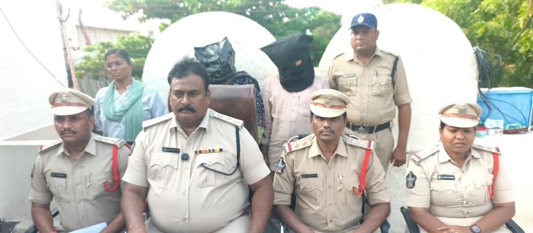 అక్రమ సంబంధం నేపథ్యంలో దారుణ హత్య : భార్యాభర్తల అరెస్ట్