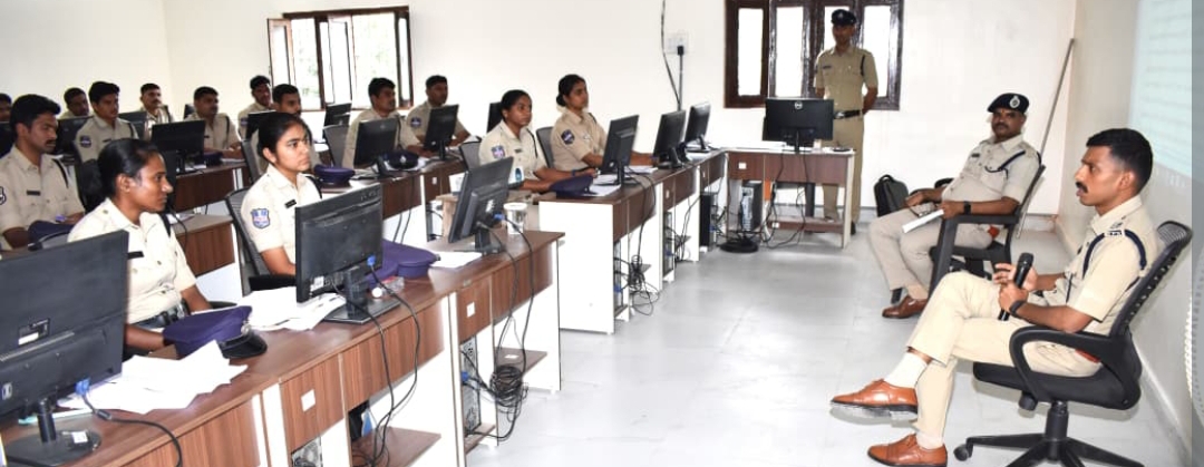 నిజామాబాదు డివిజన్ పోలీస్ అధికారులతో నెలవారి సమీక్ష సమావేశం నిర్వహించిన పోలీస్ కమిషనర్