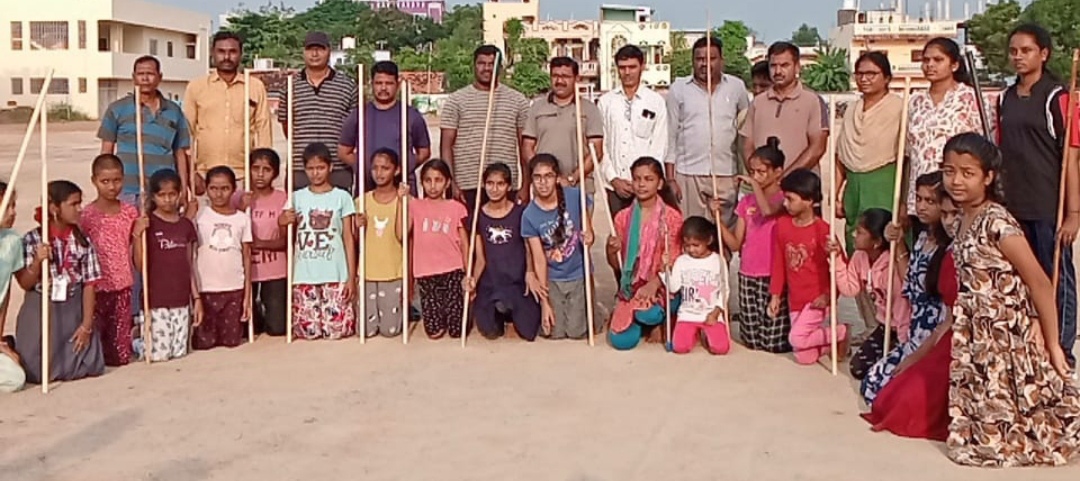 హెల్పింగ్ హార్ట్స్ స్వచ్ఛంద సంస్థ ఆధ్వర్యంలో "కర్ర సాములో ఉచిత శిక్షణ"